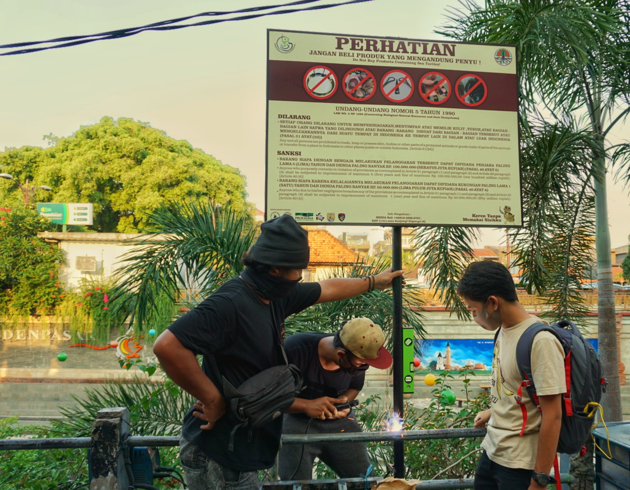 BKSDA Bali, BPSPL Denpasar dan Koalisi Organisasi Lingkungan Pasang Papan Informasi Pelarangan Perdagangan Produk Mengandung Penyu