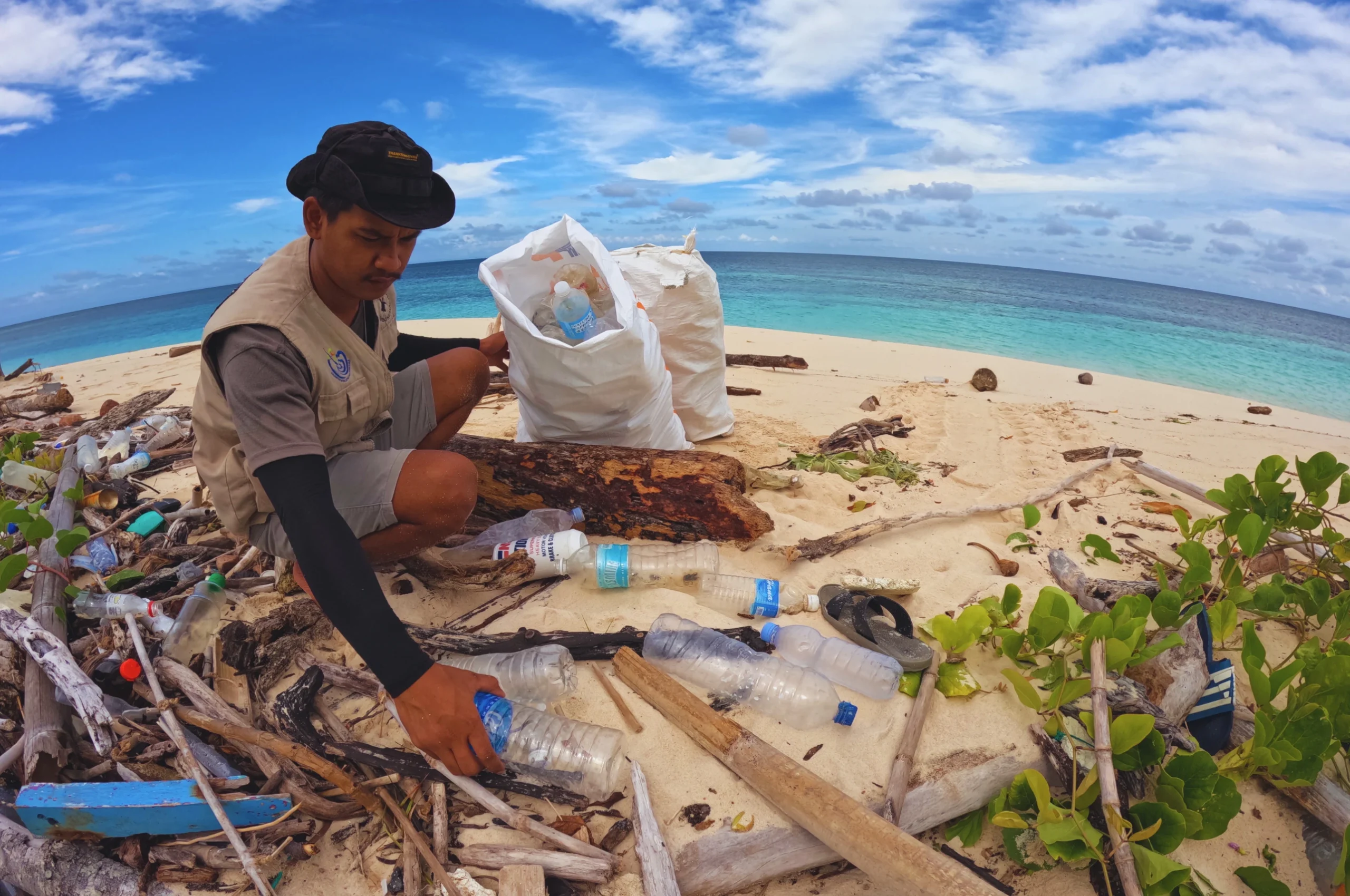 Sampah Plastik di Pesisir Mengancam Penyu, Ini yang Kami Lakukan!